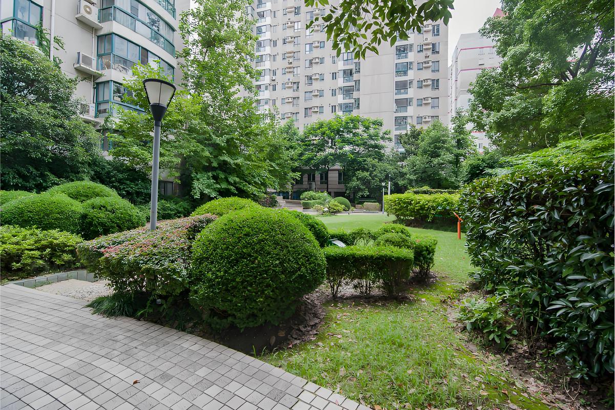 上海市住宅区,位于延安西路1328弄,占地面积40000平方米,40%景观绿化
